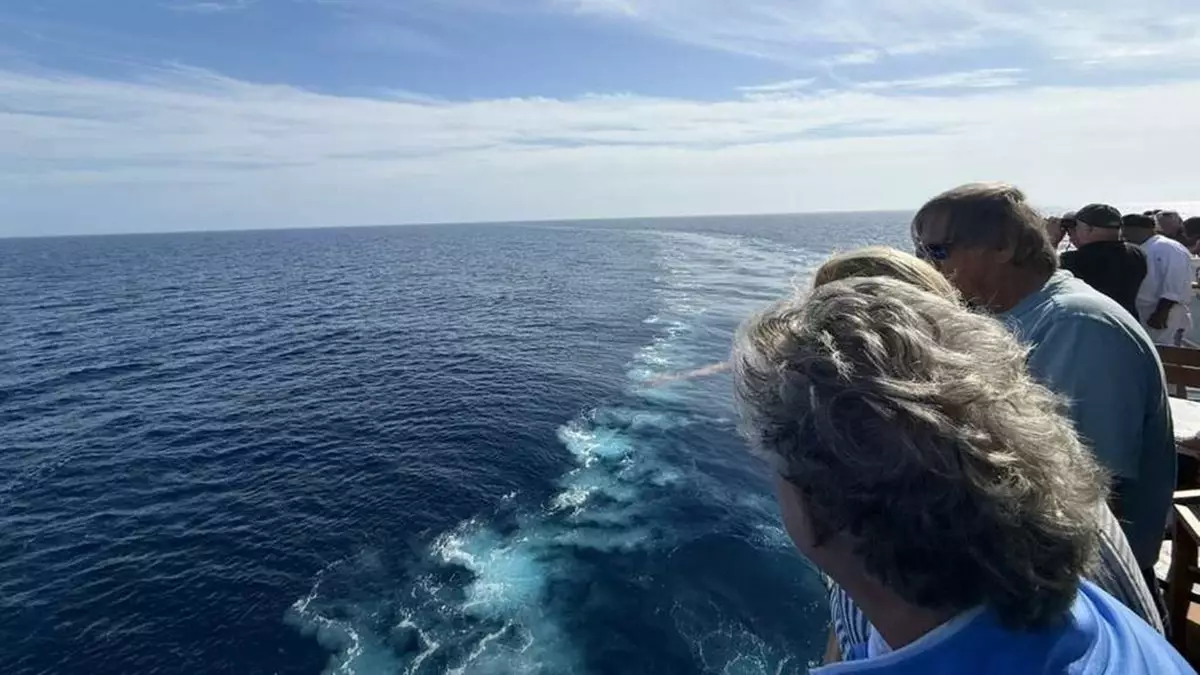 В Средиземном море ведется срочный поиск члена экипажа круизного лайнера, упавшего за борт.