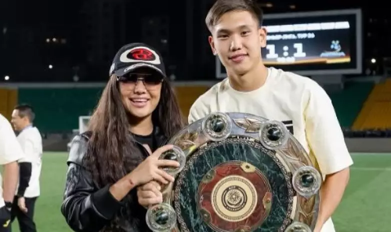 Шерхан Калмурза и его мама станцевали на стадионе в честь победы в КПЛ