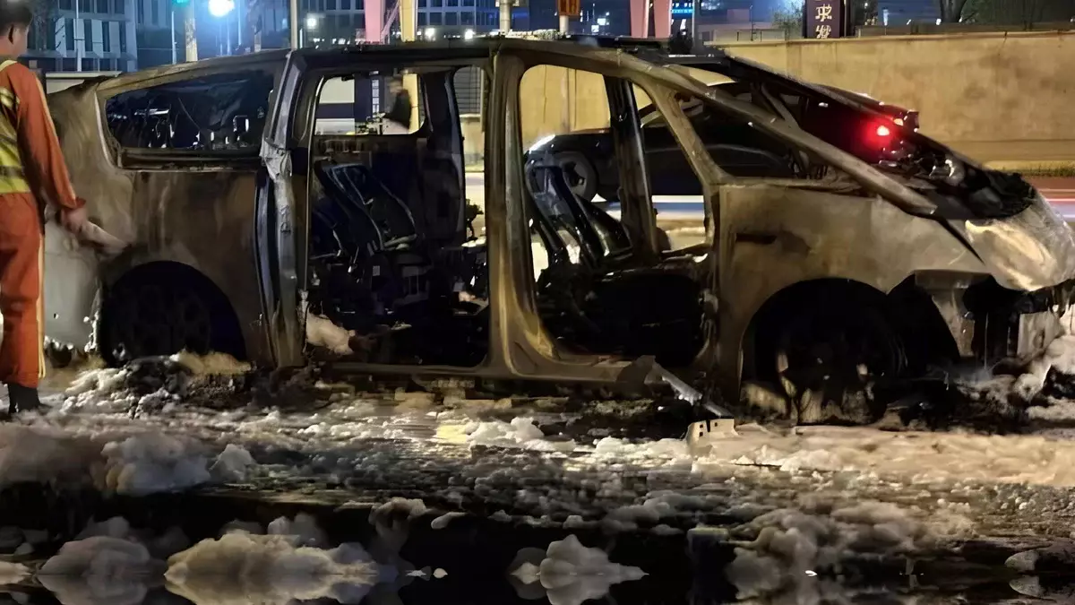 Время паниковать? В Китае снова загорелся электромобиль