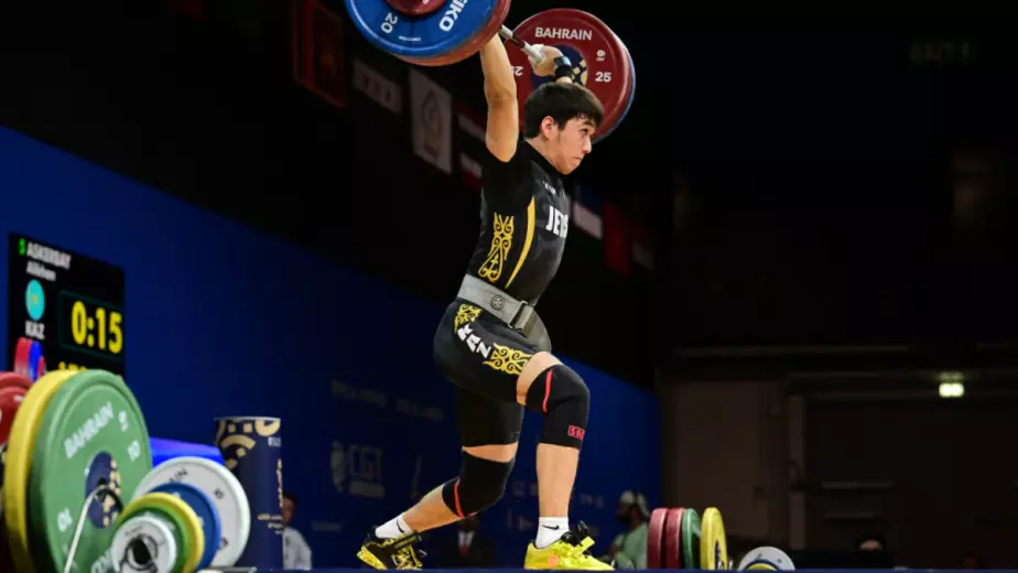 17-летний тяжелоатлет принес Казахстану сразу два золота юношеских Азиатских игр в Бахрейне!