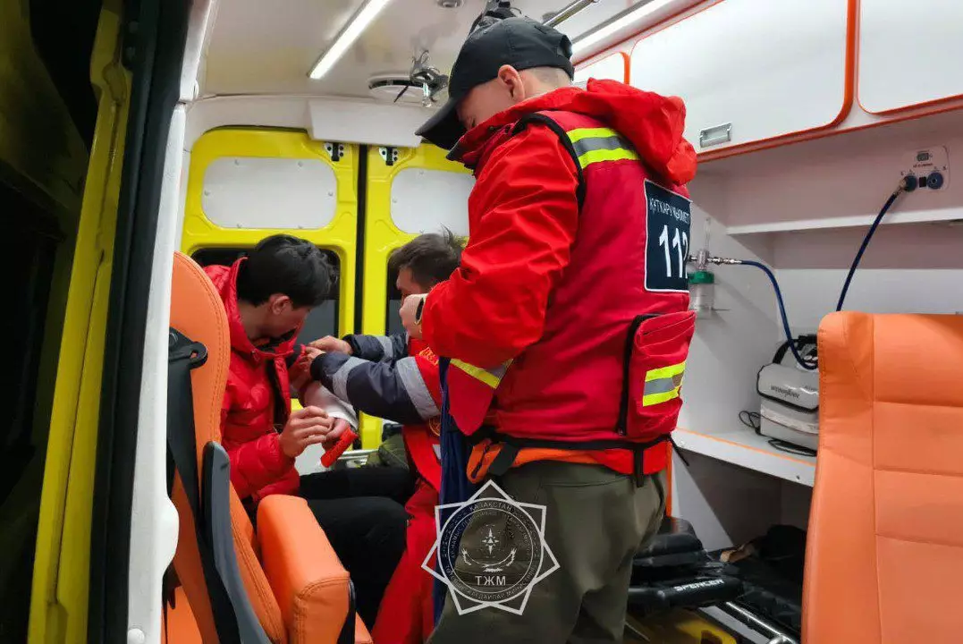 В горах Алматинской области сотрудники МЧС спасли мужчину с переломом руки