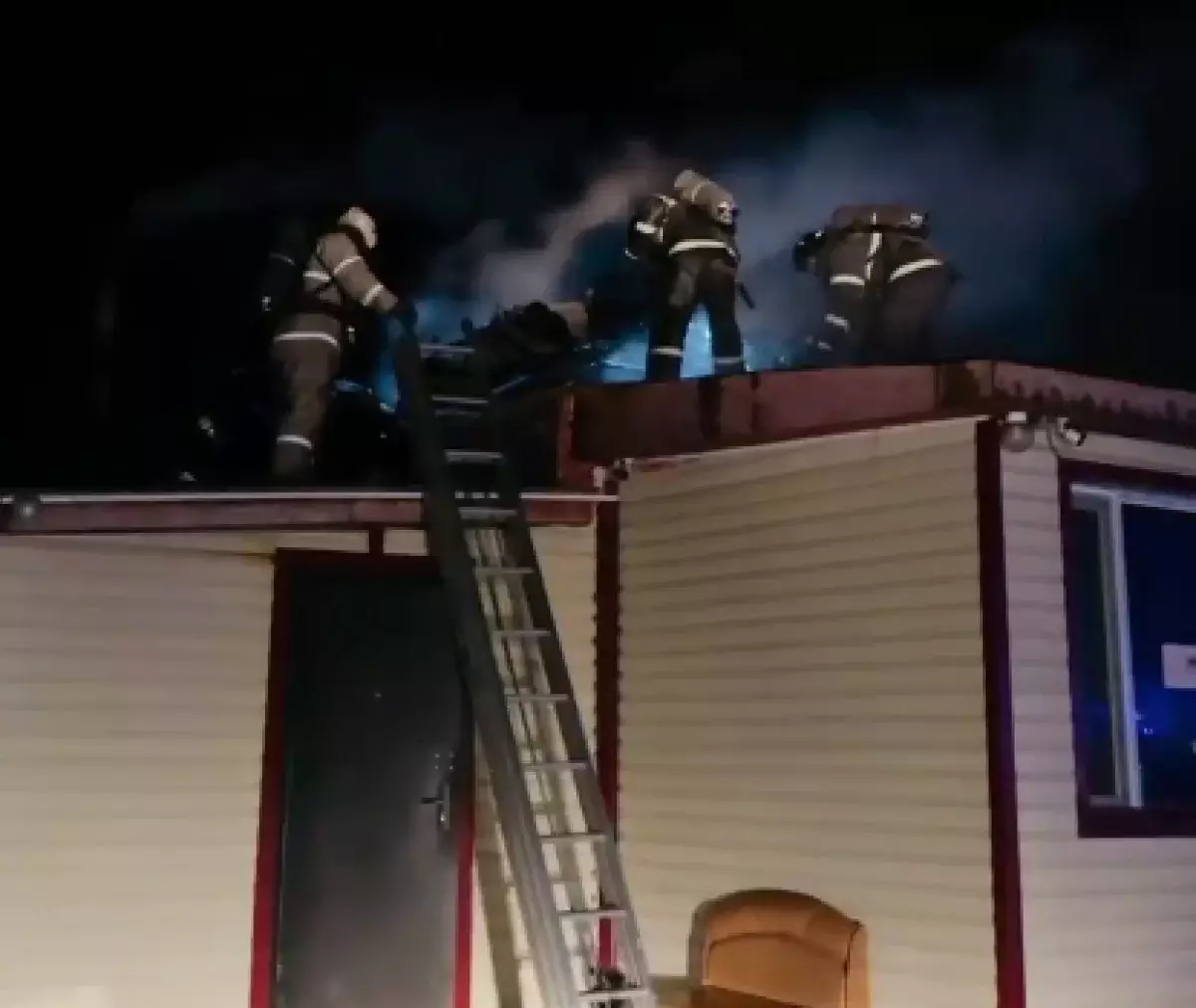 Девять газовых баллонов успели вынести при пожаре в столовой в Караганде