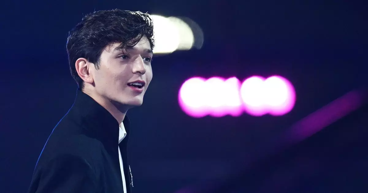 В Казахстане отменили концерты певца, который не принял сине-желтый пакет.