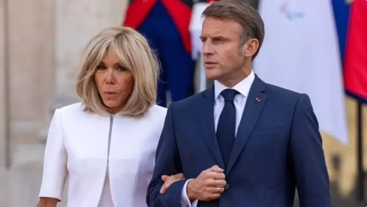 Десять человек ответят перед судом за кибертравлю жены Макрона