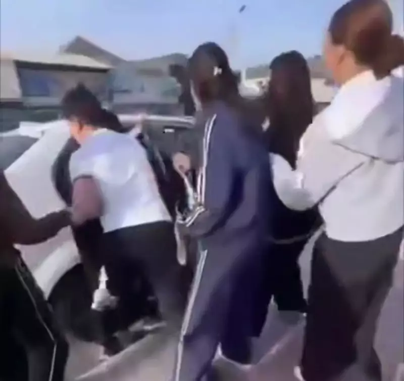 В Таразе девушку на глазах у прохожих силой затащили в машину и увезли её