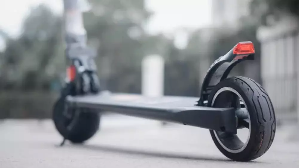 Контроль за водителями электросамокатов и мопедов усилили в Бишкеке