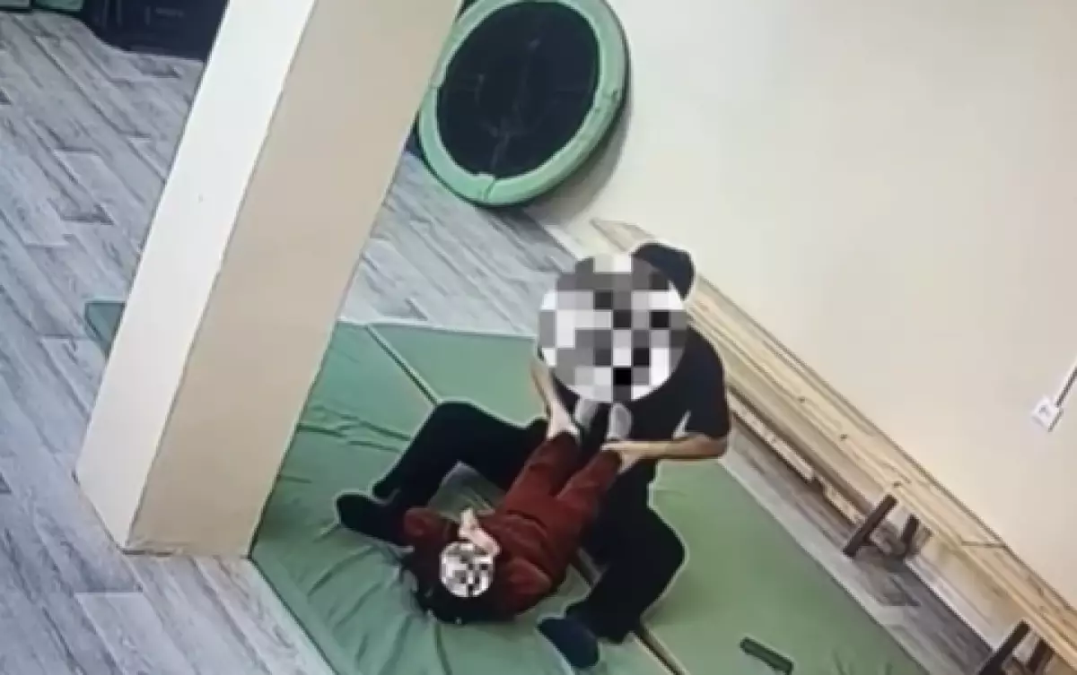 Тащил за руку: ребенку наложили гипс после занятии в Павлодарской области