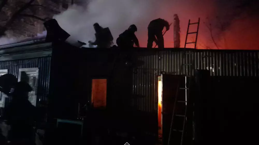 Пожар охватил ночью частный сектор Семея, сгорели несколько домов