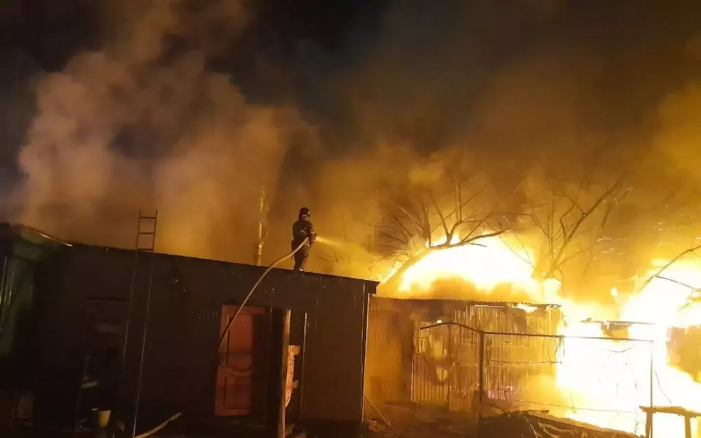 В Семее ночью сгорели три дома в частном секторе