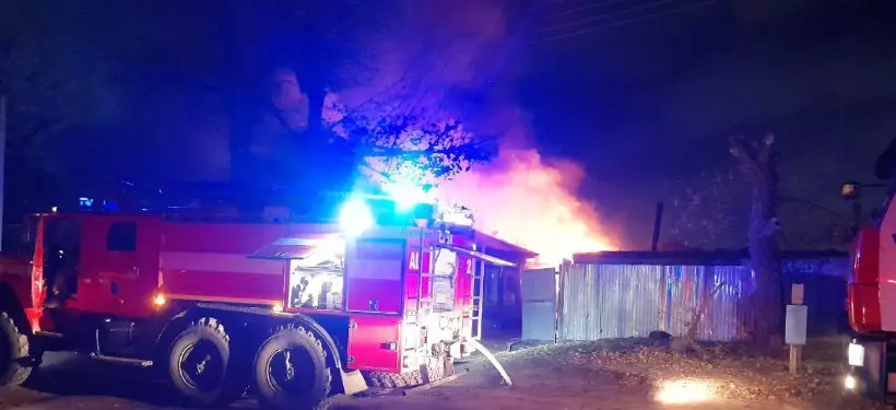 Пожар охватил сразу три частных дома в Семее