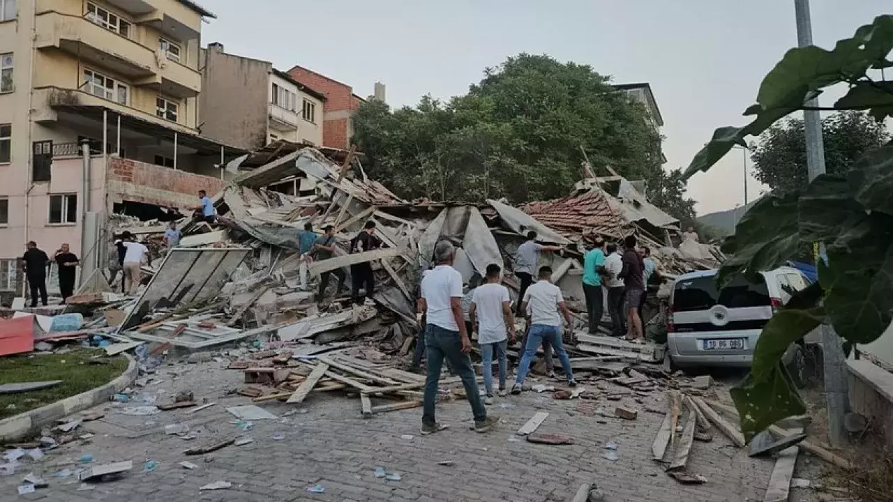 Түркияда тағы да жойқын жер сілкінісі болып, ғимараттар қирады 