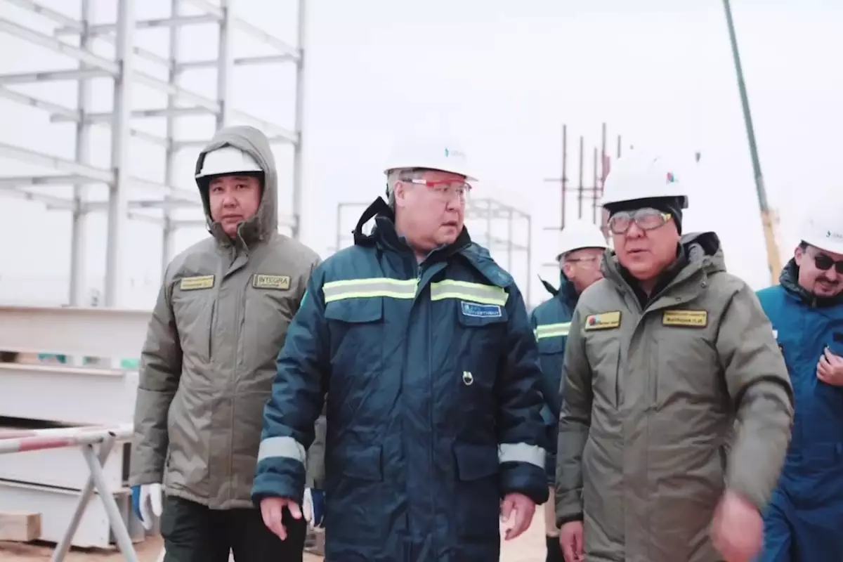 Руководство QazaqGaz проверило строительство ГПЗ на Кашагане: работы идут с опережением графика