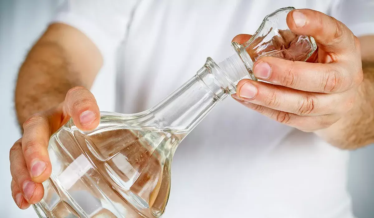 Жылыойда қарақшы әйел зейнеткердің бетіне сірке суын шашып, алтындарын алып кеткен