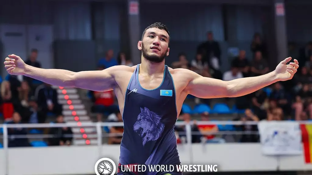 Ұйықтап жатқан қызды жаттықтырды