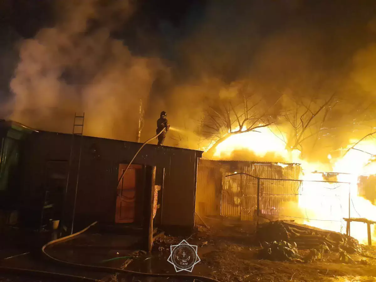 Пожар в частном секторе: пламя охватило три дома за считанные минуты