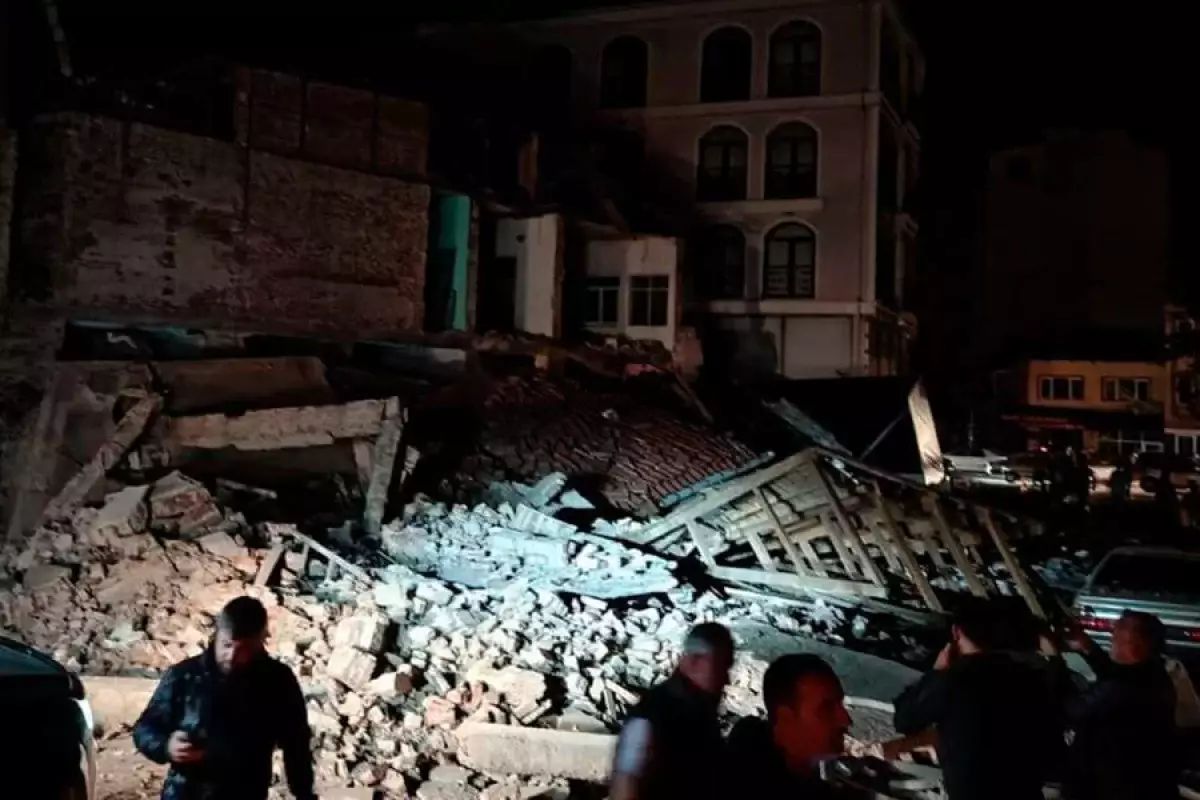 Землетрясение в Турции: обрушились здания, есть пострадавшие