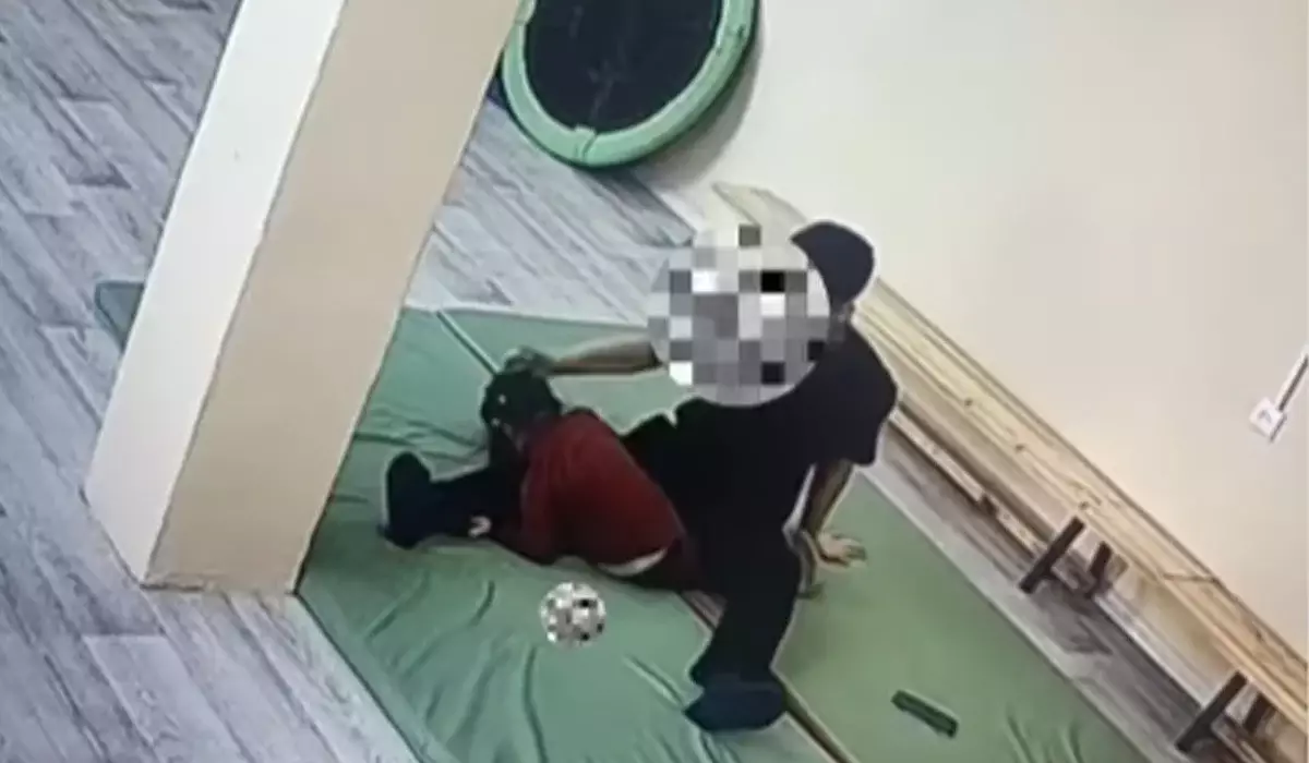 Екібастұзда жаттықтырушы ер адам ерекше қыз баланы жарты сағат бойы қинаған (ВИДЕО)