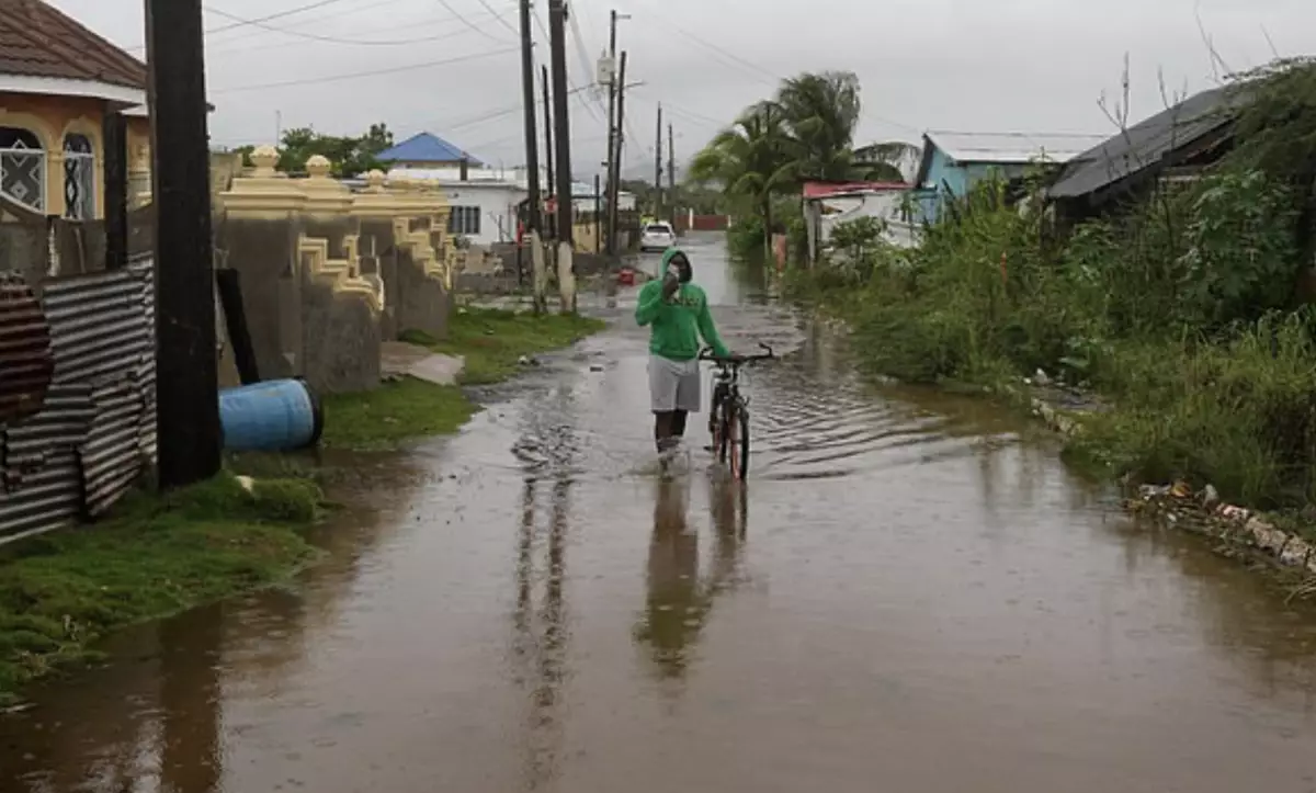 "Укрыться и молиться": самый мощный ураган 2025 года угрожает миллионам жителей Карибского региона (ВИДЕО)
