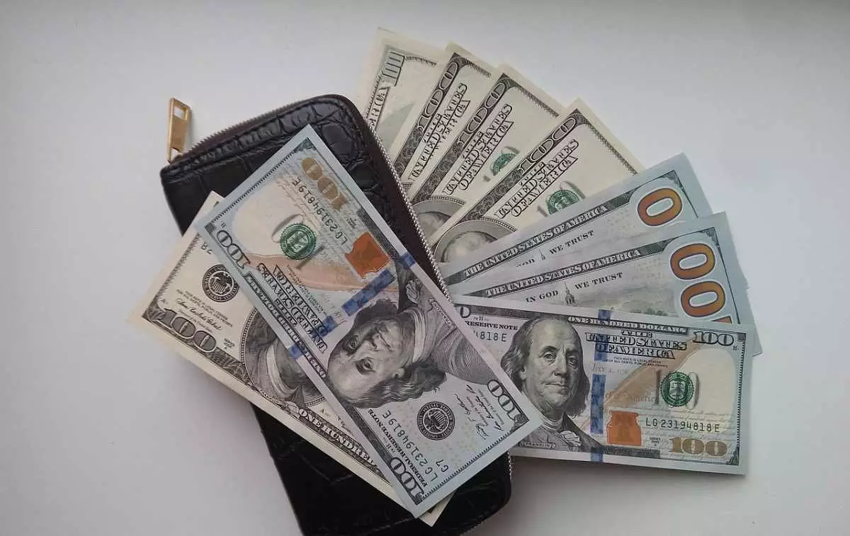 Какую цену за покупку доллара установили обменники