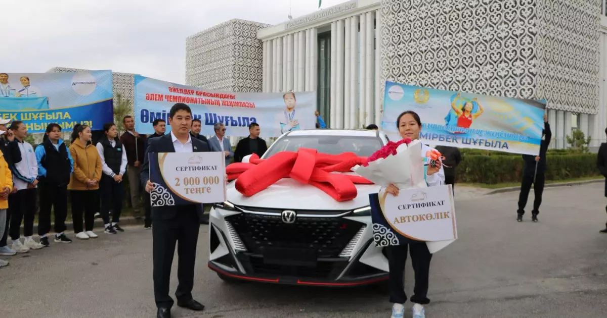   Түркістан облысында әлем чемпионы Шұғыла Өмірбекке су жаңа көлік мінгізді   