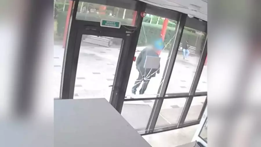 Астанада ер адам полиция бекетінің терезесін сындырған