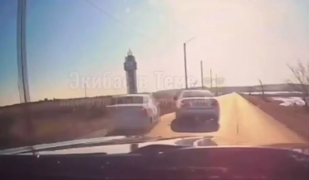 Chevrolet снес три столба после столкновения с Toyota в Экибастузе (ВИДЕО)