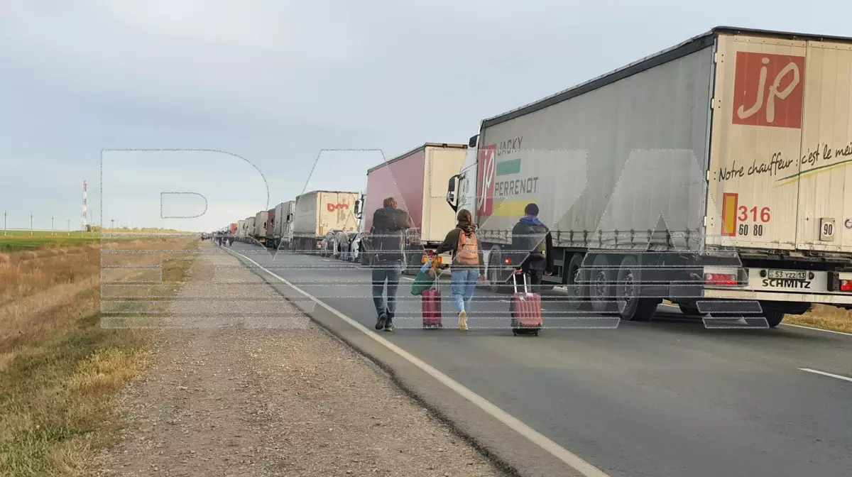 Тысячи фур с товарами для России застряли на границе с Казахстаном