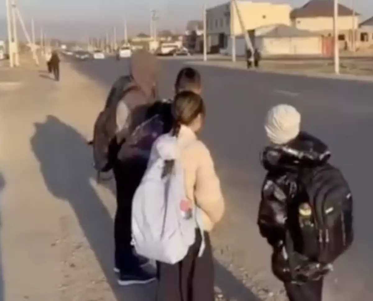 Таразда 69-мектептің алдында бағдаршам да, жаяу жүргіншілер өткелі де жоқ