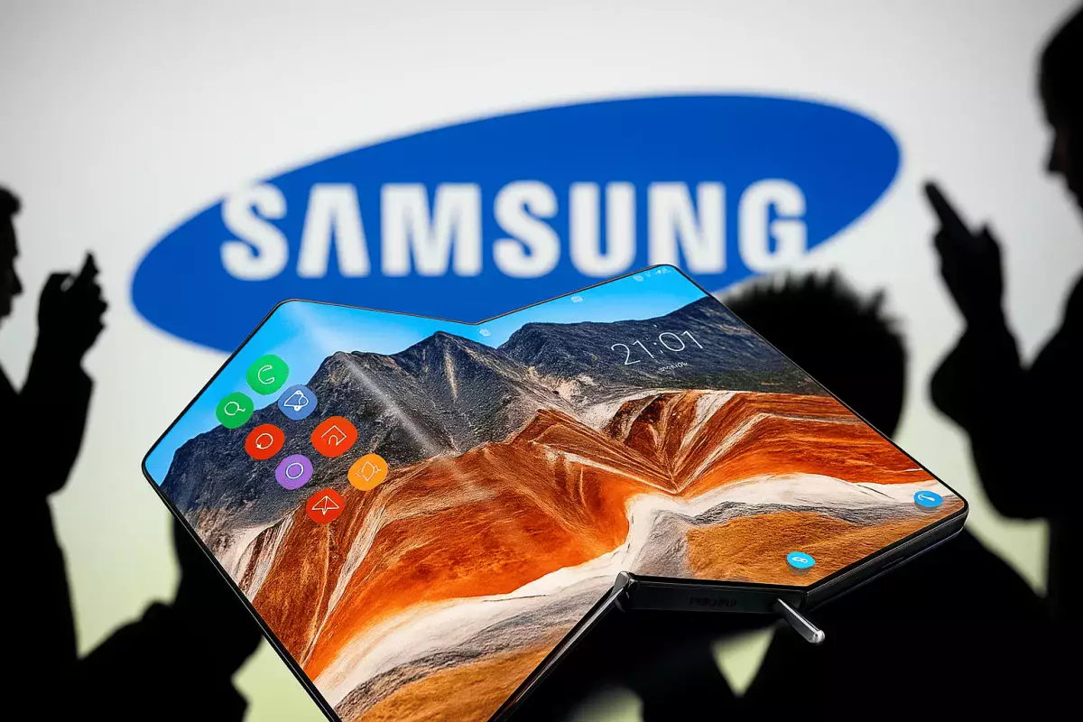 Samsung выпустит смартфон за 1,5 млн тенге - он будет складываться втрое