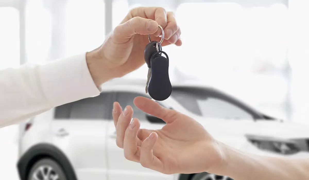 Астанада бір қызметкеріне жалақы төлей алмаған басшысы оған қымбат көлігін беруге мәжбүр болды