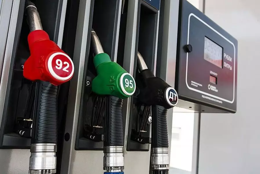 "Шаг вперёд и два назад": эксперт объяснил, чем обернётся заморозка цен на бензин и дизель
