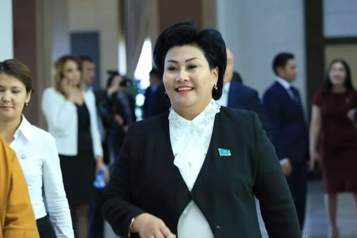 Атырауда пара алғаны үшін сотталған Бақытгүл Хаменова тойда көзге түсті