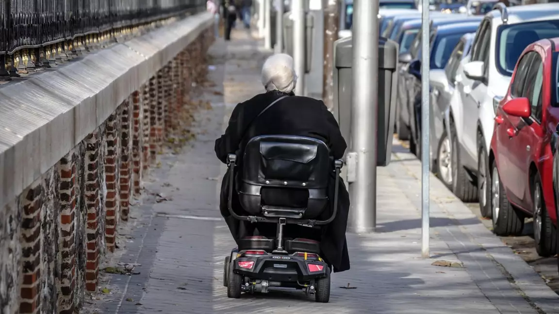 Атырау облысында мүгедек әйелдің бетіне сірке суын шашқан қарақшы іздестіріліп жатыр