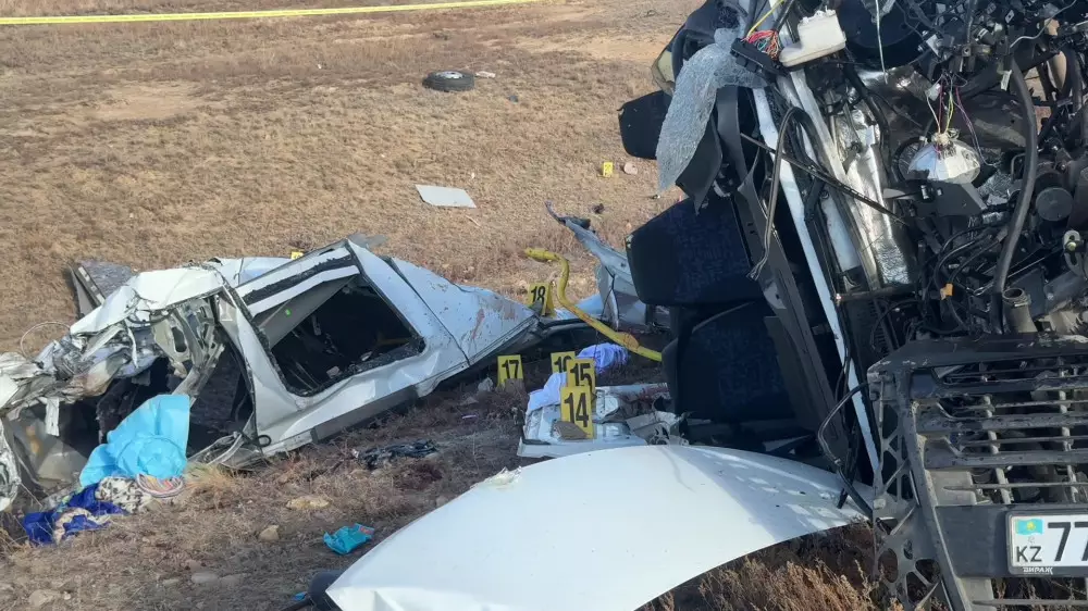 12 человек погибли: в Актюбинской области похоронили жертв страшного ДТП. Школьник борется за жизнь