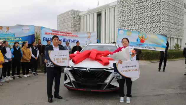 Түркістанда әлем чемпионы атанған қазақ қызына көлік сыйлады