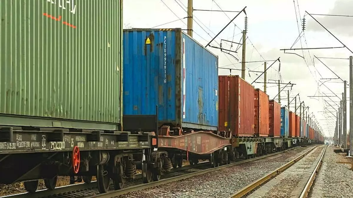 Тысячи вагонов застряли на границе Казахстана и Китая