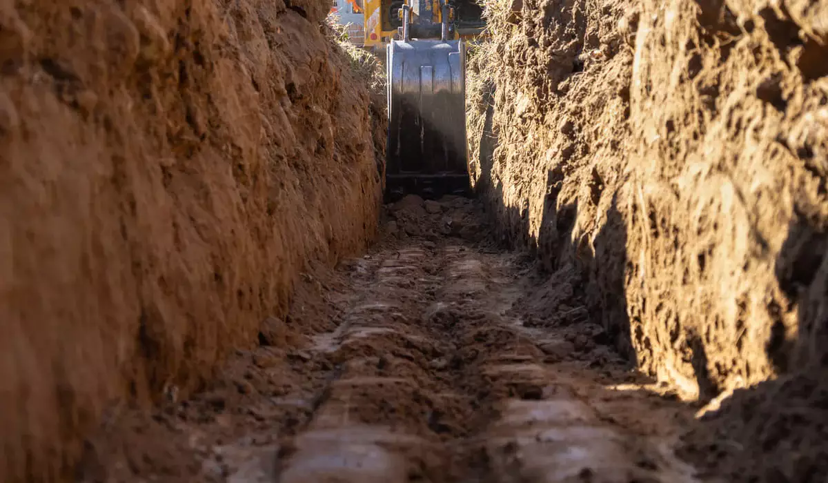 Ребенок и BMW упали в яму из-за ремонта теплотрассы в Павлодарской области (ВИДЕО)