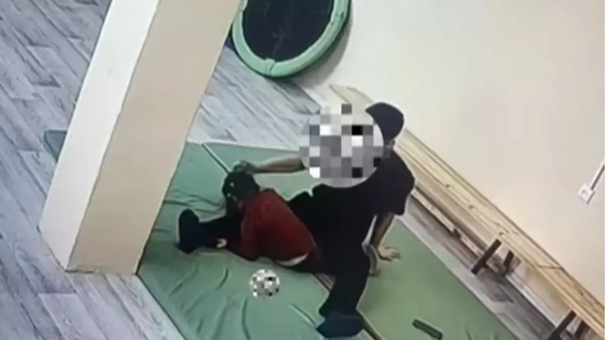 Екібастұзда ер адам ерекше қыз баланы жарты сағат бойы қинаған (ВИДЕО)