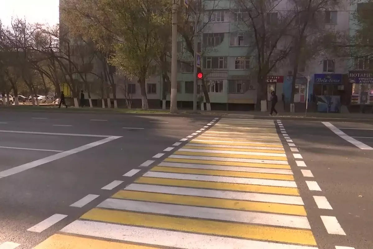 На большой скорости: в Актобе таксист сбил ребенка на пешеходном переходе