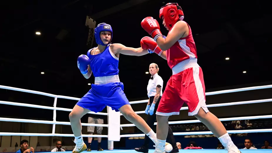 Казахстанка разгромила боксершу из Узбекистана и вышла в финал