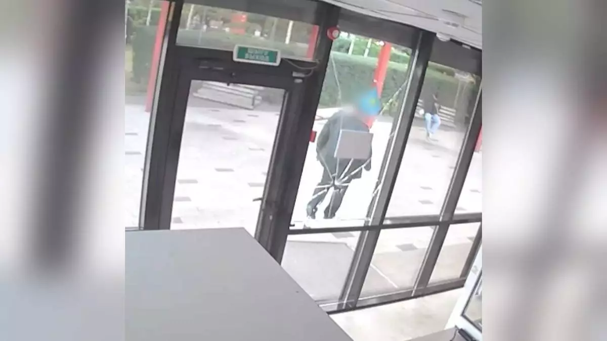 51-летний мужчина разбил окно полицейского поста в Астане (ВИДЕО)