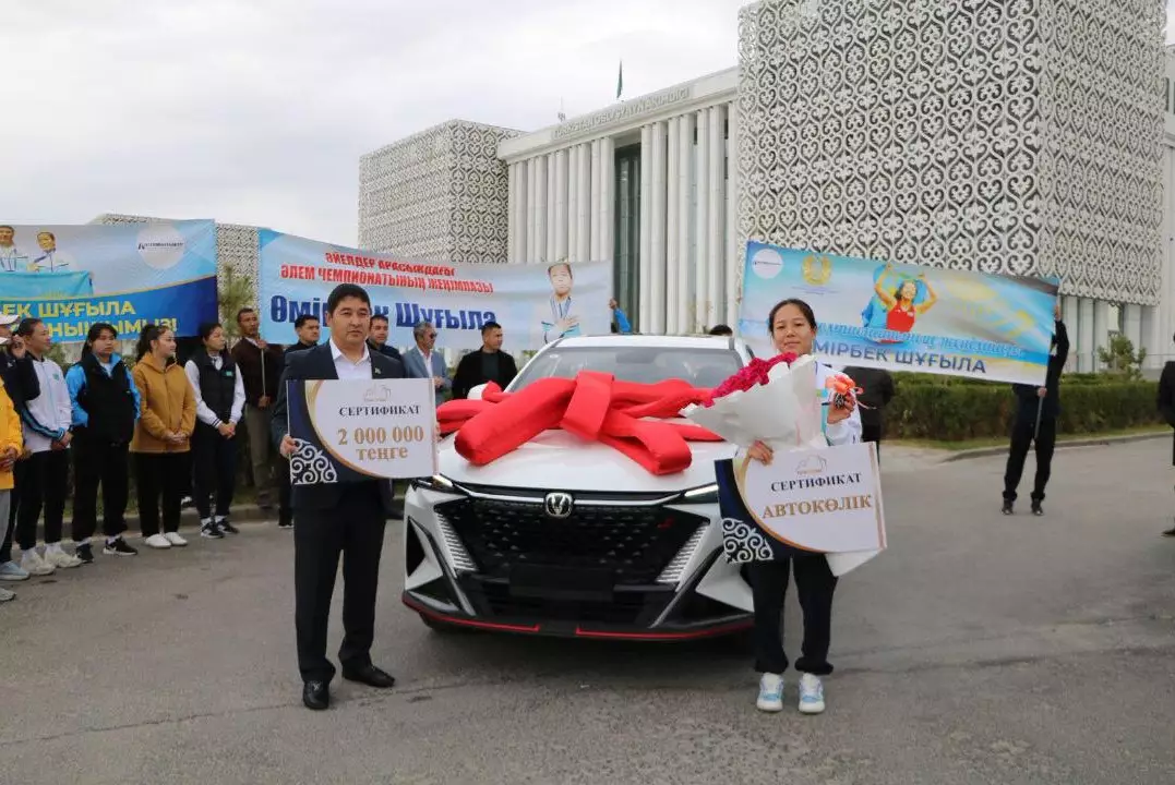 Чемпионке мира Шугыле Умирбек вручили ключи от нового авто