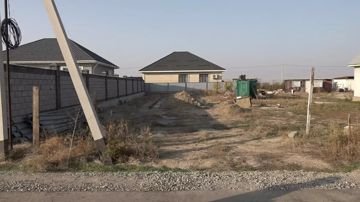 Без детских площадок: в посёлке Боралдай разгорелся скандал вокруг нескольких участков