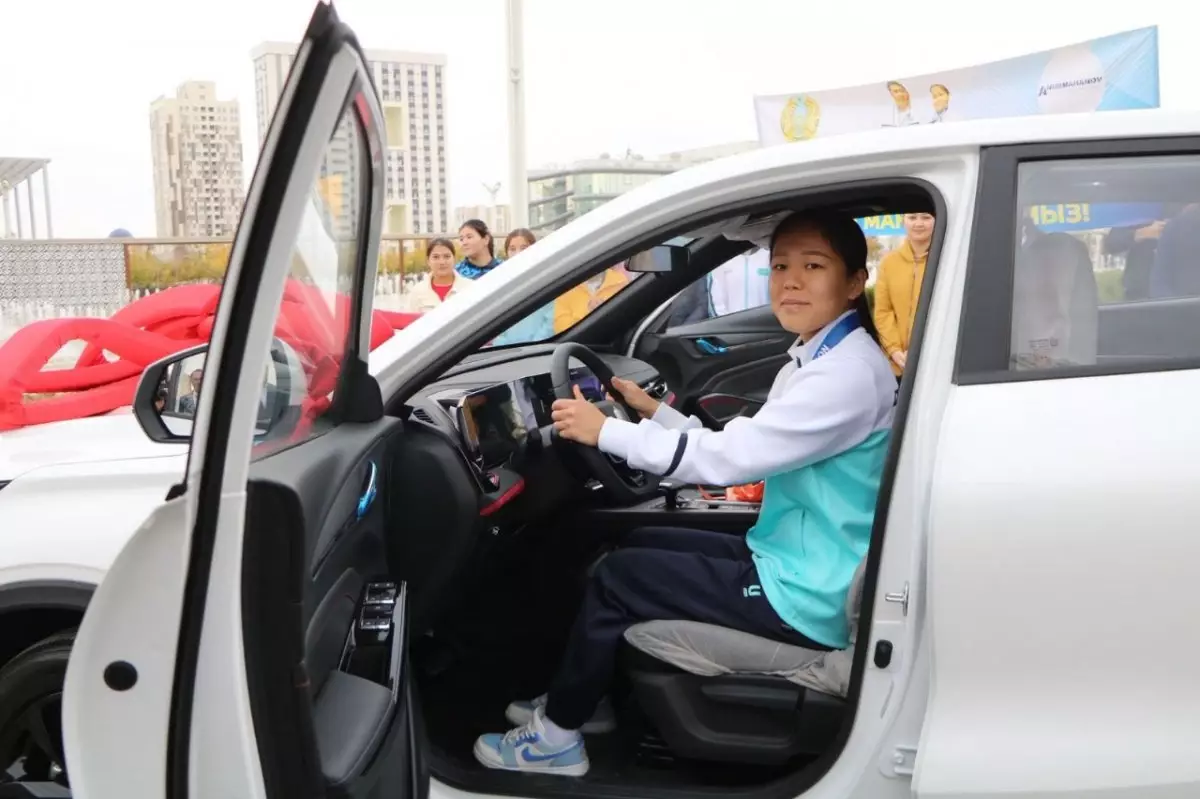 В Туркестанской области чемпионке мира Шугыле Умирбек подарили автомобиль