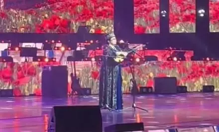 «Алжыған деген осы»: Мақпал Жүнісова сахнада елді күлкіге қарық қылды (ВИДЕО)