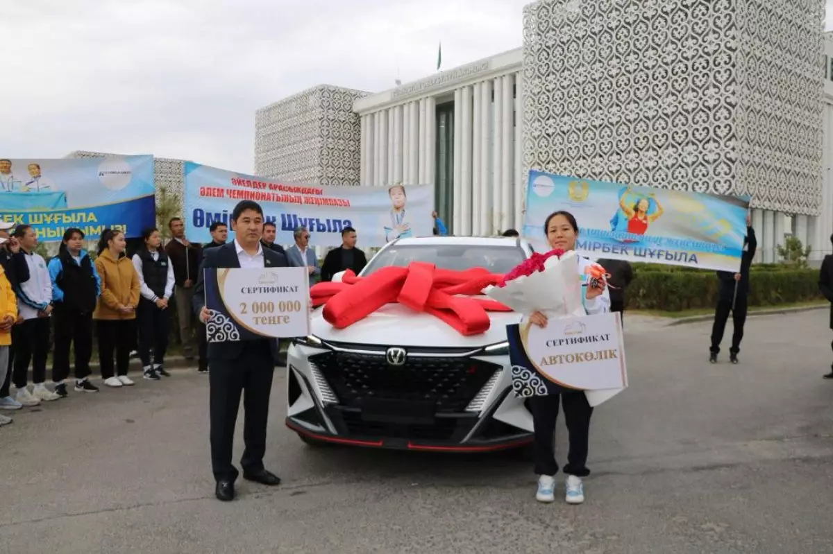 Чемпионке мира Шугыле Умирбек подарили авто в Туркестанской области