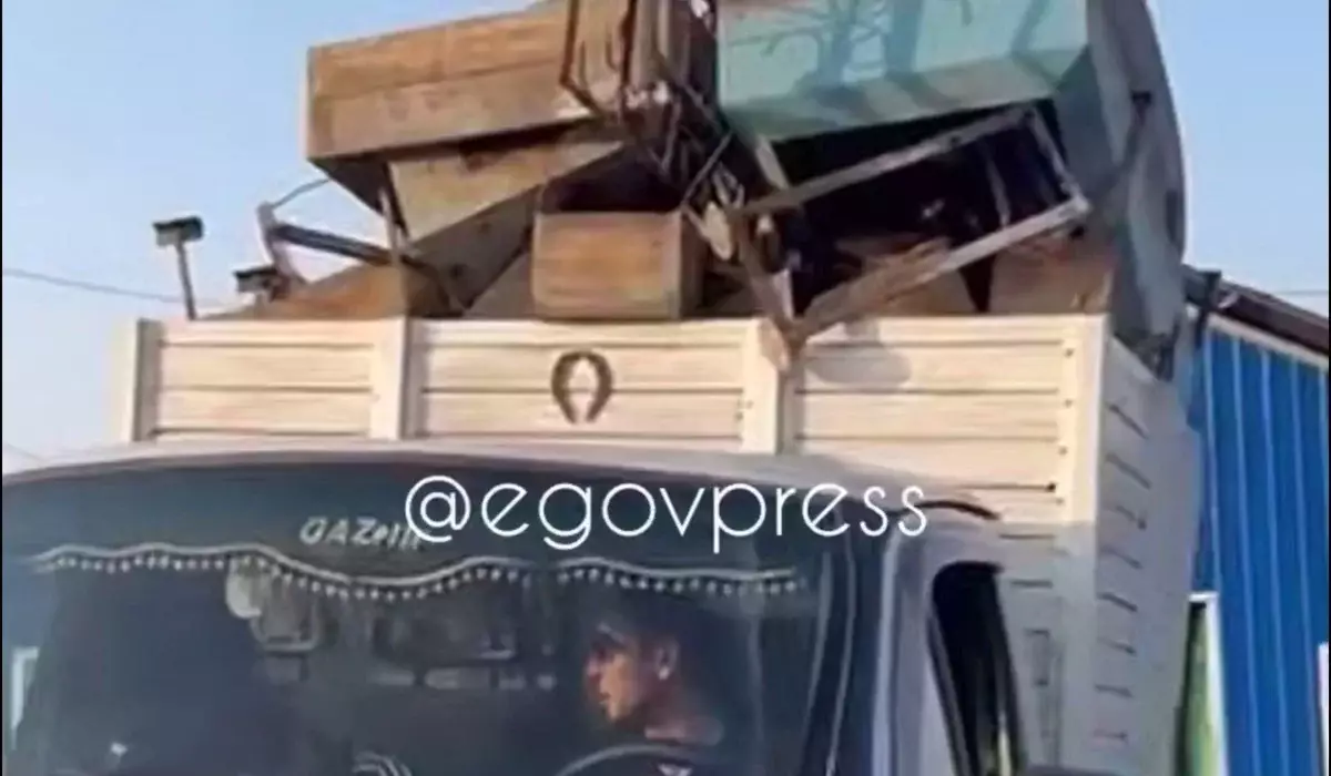 «Грузят с могил металл»: казахстанка сняла, как с кладбища вывозят оградки (ВИДЕО)