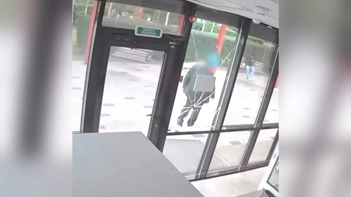 Неудачная вспышка гнева: житель Астаны разбил окно полицейского поста