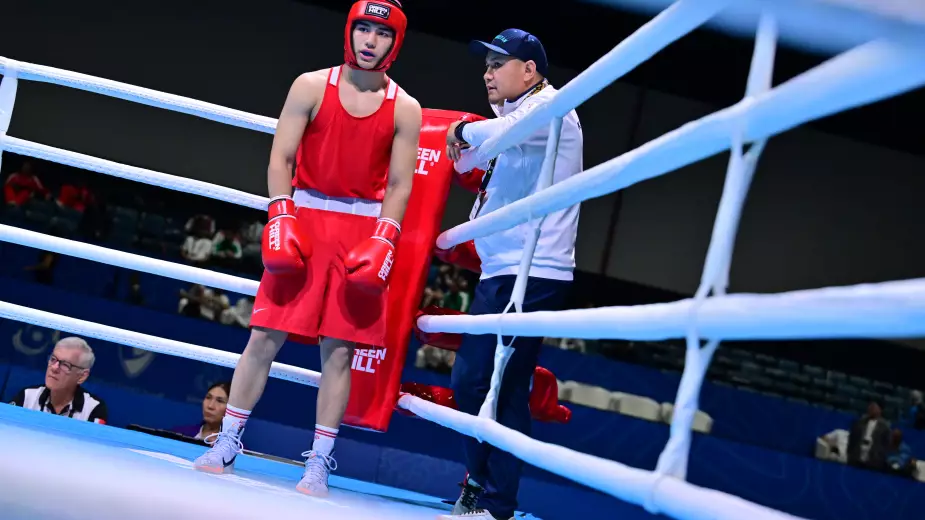 Узбекистанец разгромил казахстанца и отправил в тяжелый нокдаун