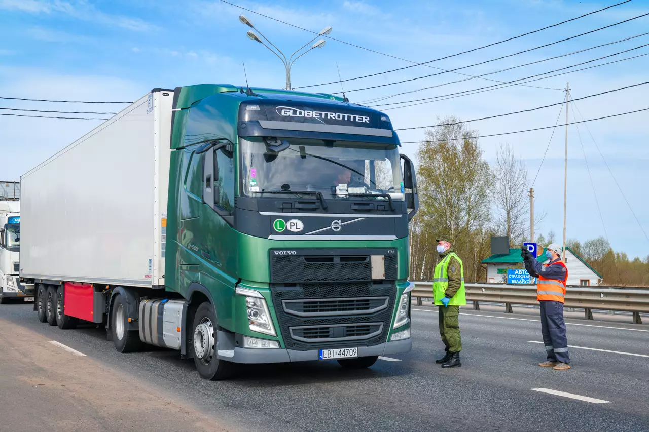 Российские продавцы терпят миллионные убытки из-за пробки на границе Казахстана.